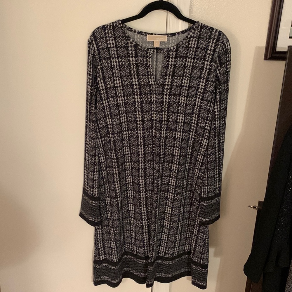 MK dress in XL. Loose sleeves with keyhole neckline.
